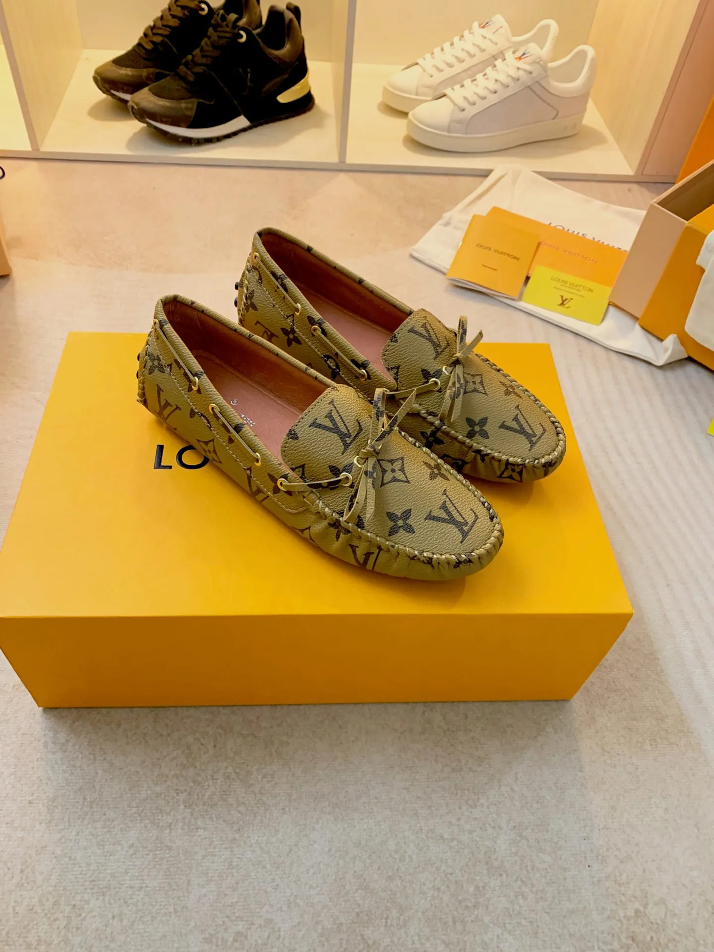 p460💰Couple model❤️🇫🇷 𝙇𝙤𝙪𝙞𝙨 𝙑𝙪𝙞𝙩𝙩𝙤𝙣 🇫🇷Louis Vuitton 2023 Classic𝓛𝓿 𝓣𝓻𝓪𝓲𝓷𝓮𝓻 Sports Series ➪➪➪¯ [Arizona Doudou Shoes Series] ▪️▪️▪️Arizona slip-on shoes are made of Monogram Eclipse canvas. Its hand-painted and dyed edges and hand-sewn uppers fully demonstrate Louis Vuitton's traditional shoemaking craftsmanship. This slip-on shoe is very lightweight. The integrated tongue and upper make it particularly comfortable and flexible. The soft outsole is equipped with rubber padding. Decorated with matching sash. Detailed features: ☑️Monogram Eclipse canvas ☑️Black Eclipse pattern ☑️Hand-painted shoe edges ☑️Hand-sewn uppers (each pair takes time to process) ☑️Integrated tongue and upper construction ☑️Outsole equipped with rubber lining ☑️size: 35_46